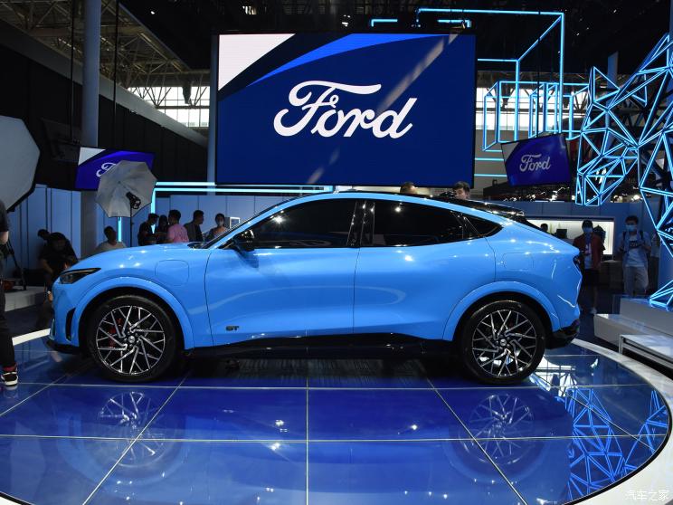 На Пекінському автосалоні було офіційно представлено Ford Mustang Mach-E