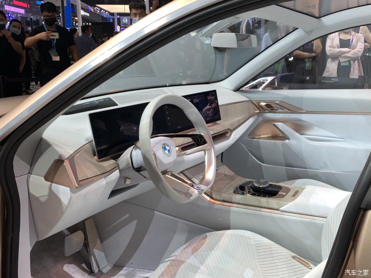 Презентація серійного електроседана BMW i4 на Пекінському автосалоні