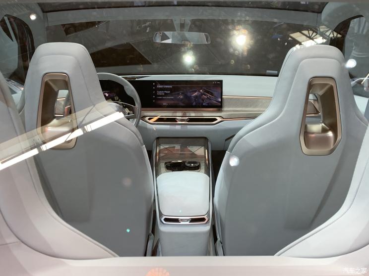 Презентація серійного електроседана BMW i4 на Пекінському автосалоні