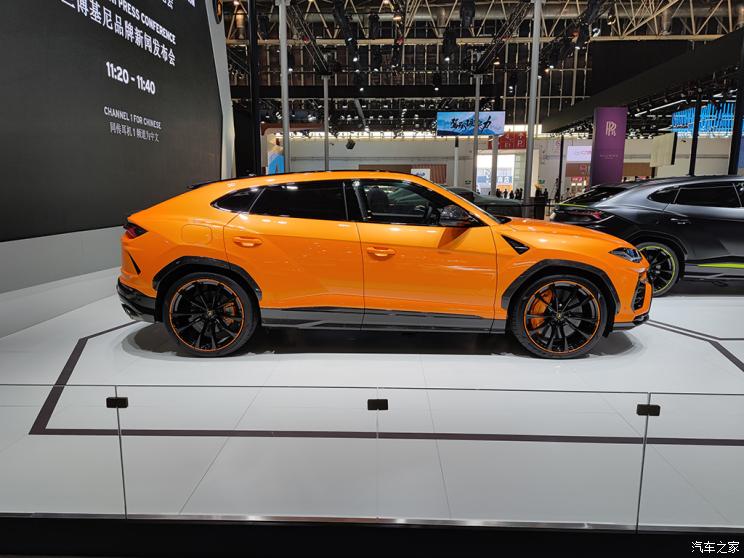 Спецверсія люксового кросовера Lamborghini Urus Graphite Capsule презентована в Пекіні