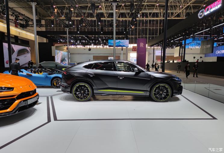 Спецверсія люксового кросовера Lamborghini Urus Graphite Capsule презентована в Пекіні