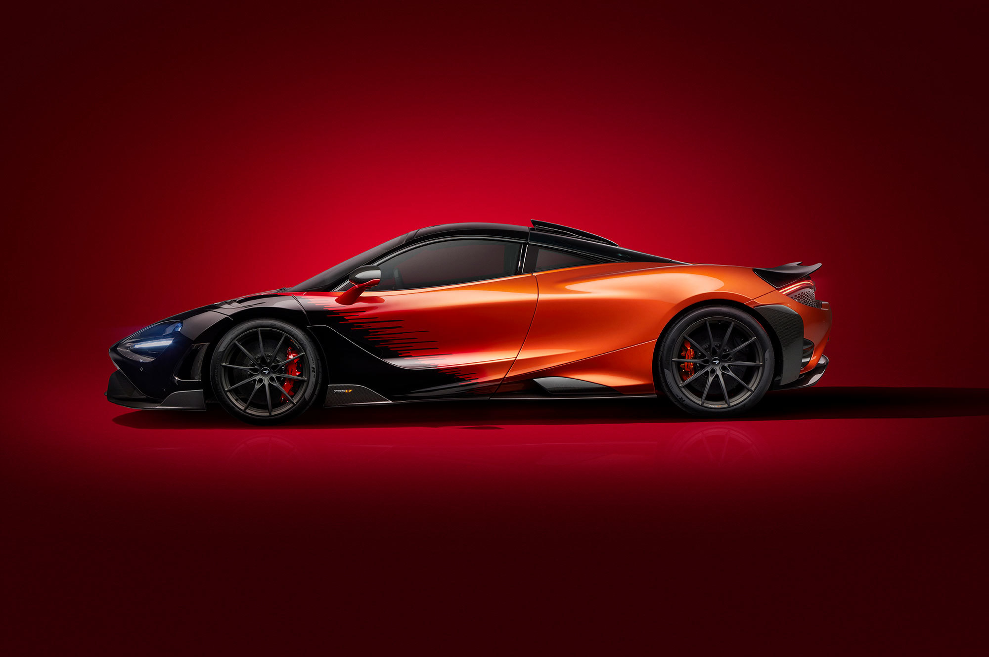 McLaren представив суперкар McLaren 765LT в новій спецверсії Strata Theme