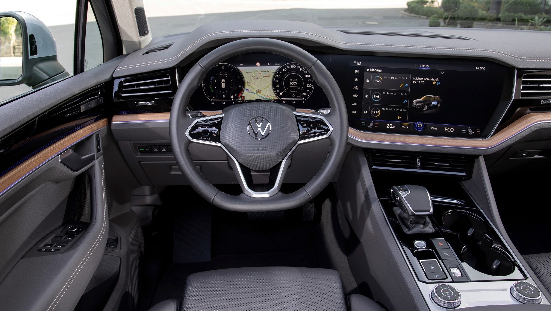 Volkswagen Touareg розжився двома гібридними версіями