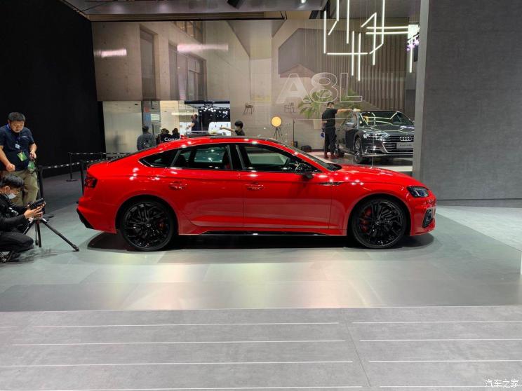 Audi офіційно представила нову модель RS5 Sportback