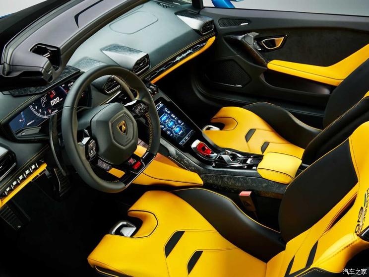 На Пекінському автосалоні дебютував задньопривідний кабріолет Lamborghini Huracan EVO