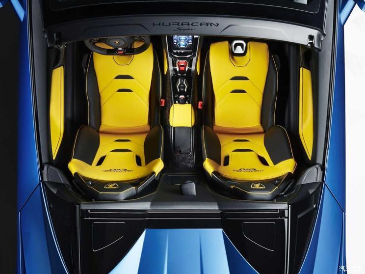 На Пекінському автосалоні дебютував задньопривідний кабріолет Lamborghini Huracan EVO