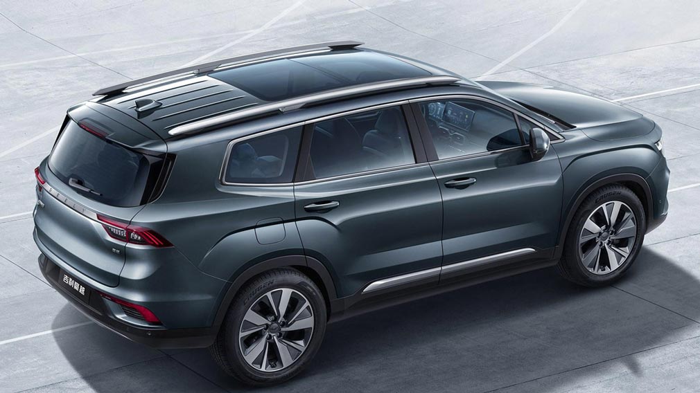 У модельному ряду Geely з'явився трьохрядний кросовер Okavango