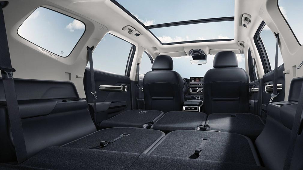 У модельному ряду Geely з'явився трьохрядний кросовер Okavango