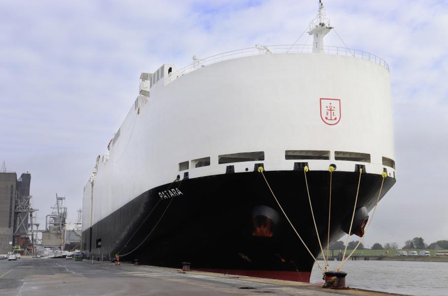 Volkswagen почав заправляти судна-автовози паливом з відходів