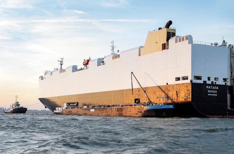 Volkswagen почав заправляти судна-автовози паливом з відходів