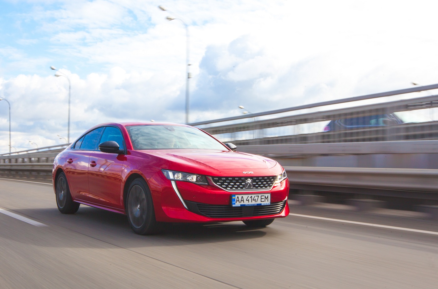 Peugeot 508 пропонує максимальні 215 конячок з новим бензиновим двигуном