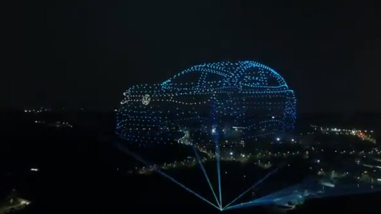 Volkswagen показав свій новий електрокар за допомогою 2 000 дронів