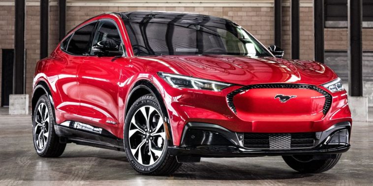 Форд тролить Теслу, просуваючи свій електричний Mustang