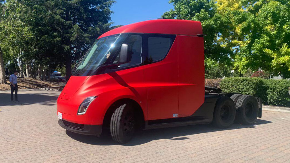 Компанія Tesla вперше продемонструвала в русі електричний вантажівка Tesla Semi