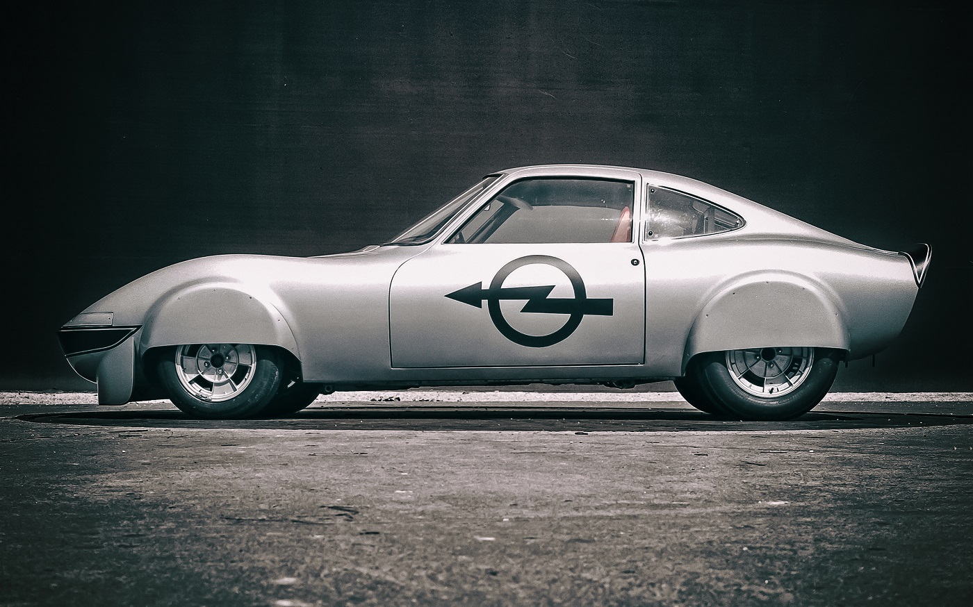 Перший електромобіль з «блискавкою» святкує 50 років