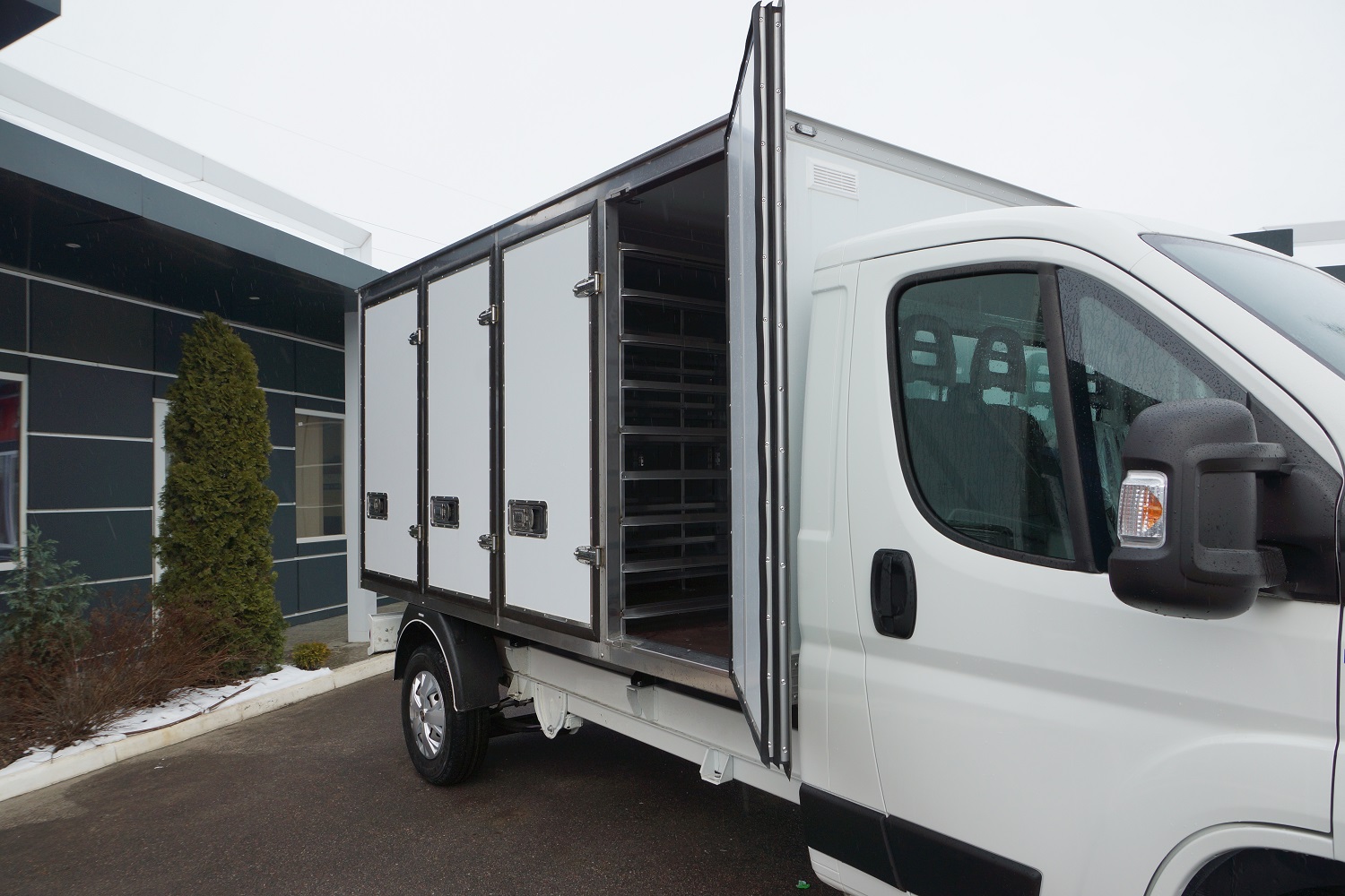 Peugeot і Citroёn представили нові унікальні версії фургонів