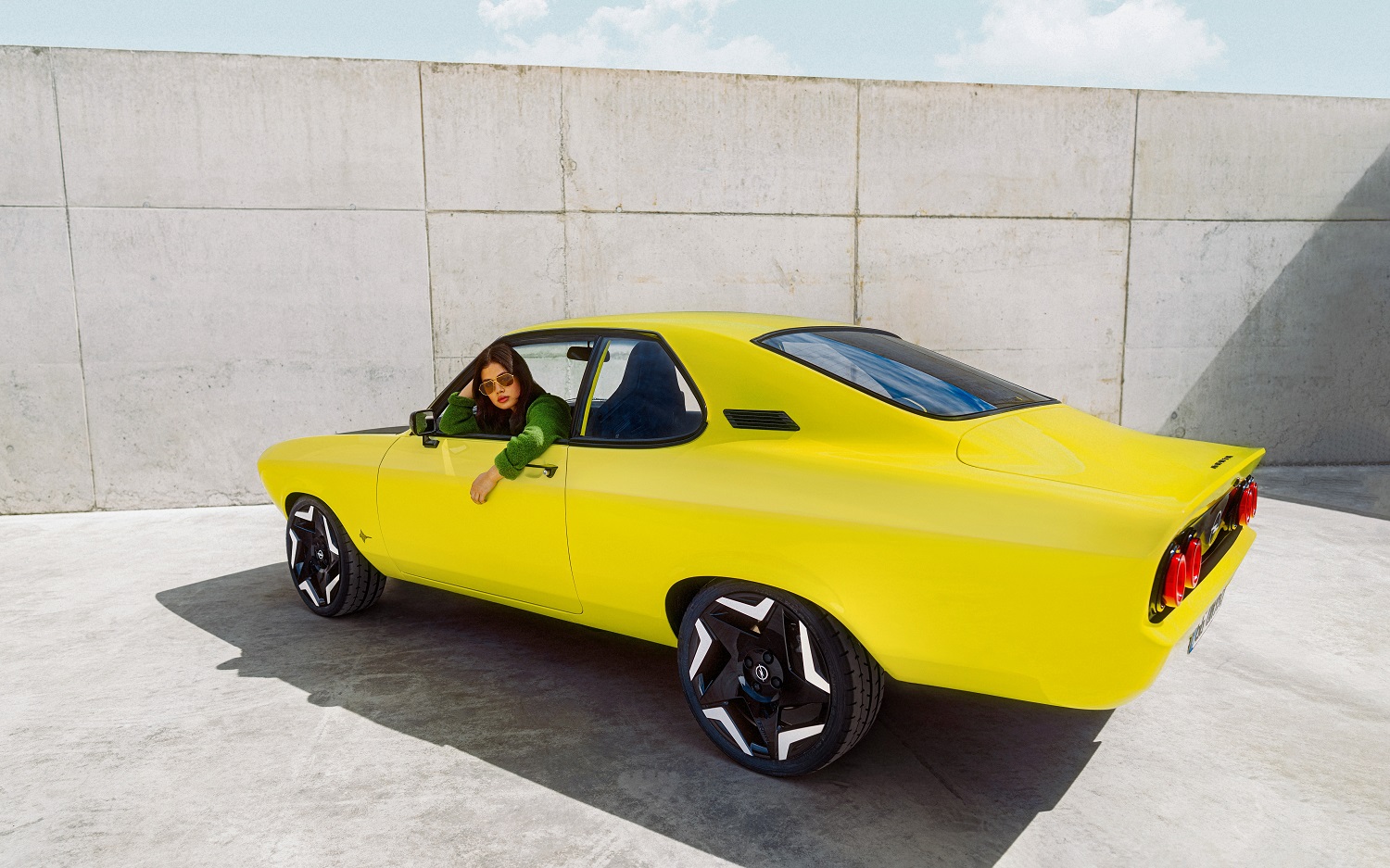 Легендарна Opel Manta повертається – зустрічайте електричне спорткупе в стилі ретро