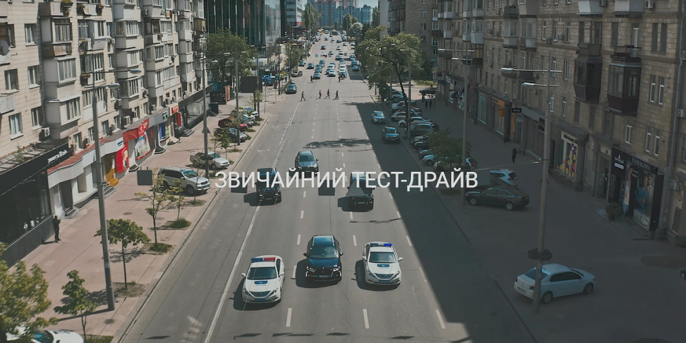 Преміальний DS 7 Crossback  в центрі «Президентського кортежа» на вулицях Києва