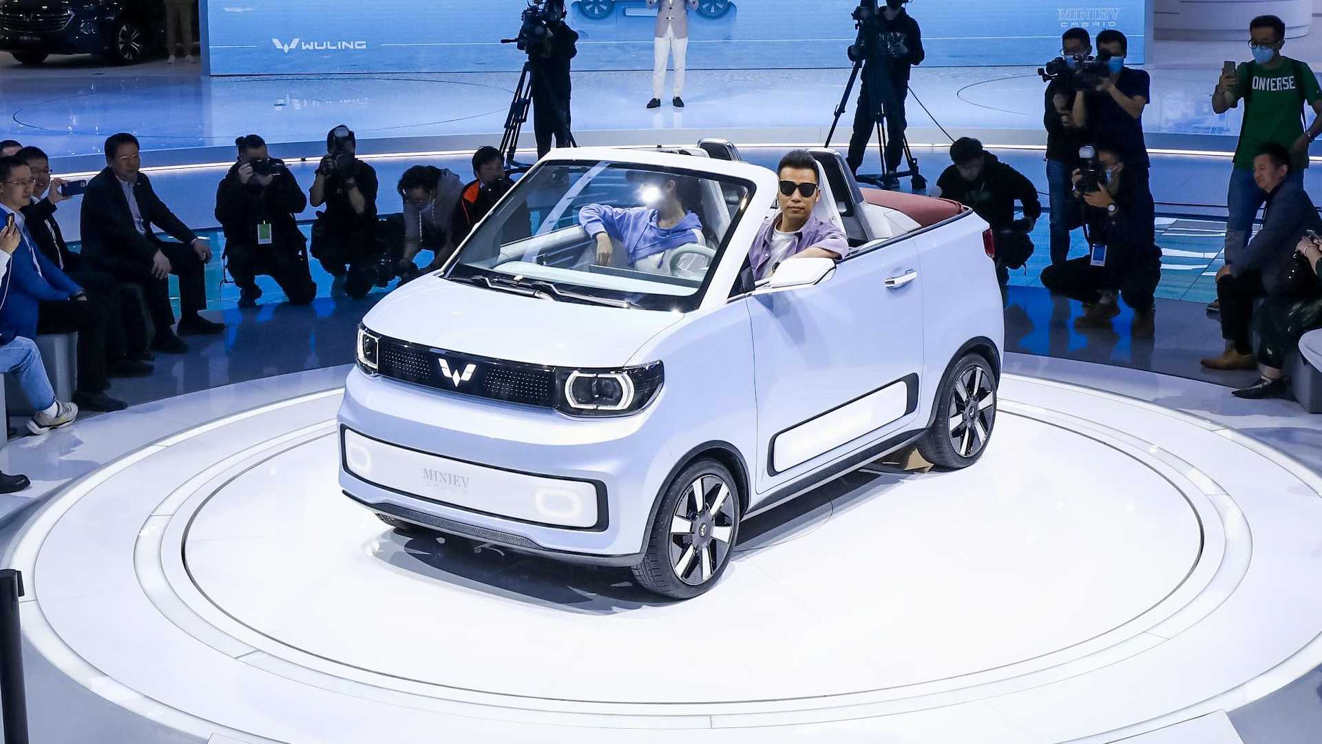 «Вбивця» Tesla за 4,5 тисячі доларів. Чому HongGuang Mini EV такий дешевий
