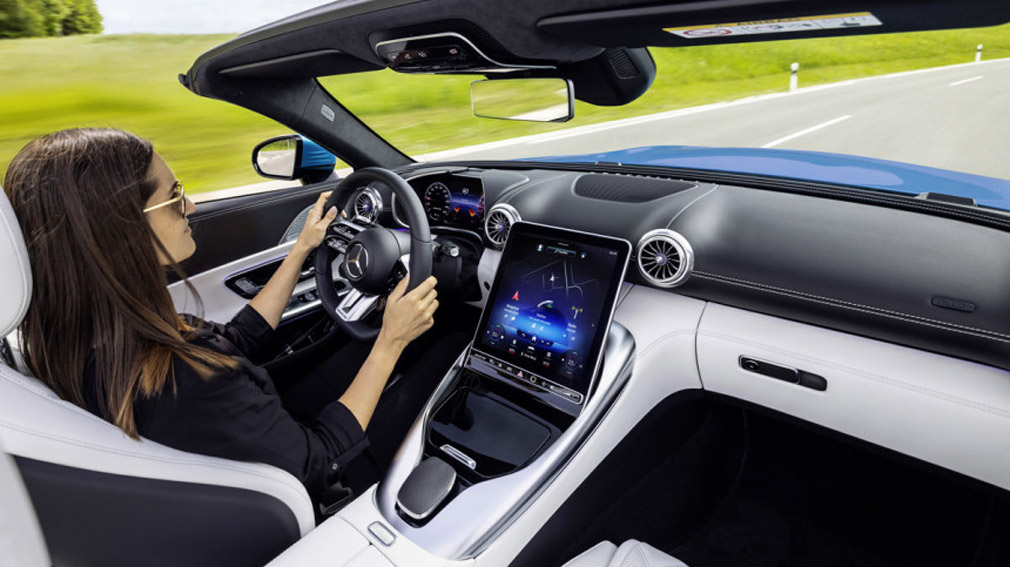 Компанія Mercedes-Benz показала салон ще не представленого кабріолета AMG SL