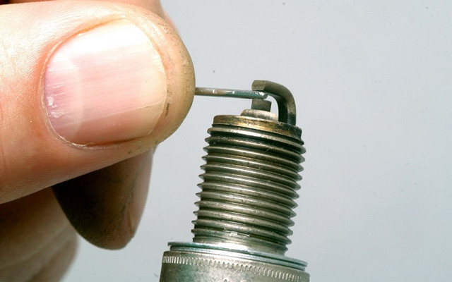 Що робити, якщо свічки запалення автомобіля «мокрі» та машина не заводиться?