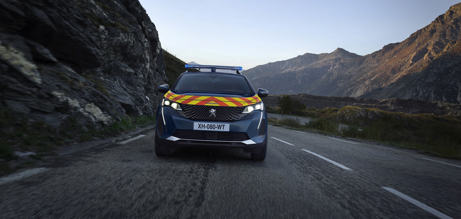 Жандарми Франції пересядуть на гібридний кросовер PEUGEOT 3008 HYBRID 225